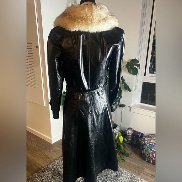 Gorgeous Vintage Leather Trench Coat with Fur collar trim. - Picture 5 of 5